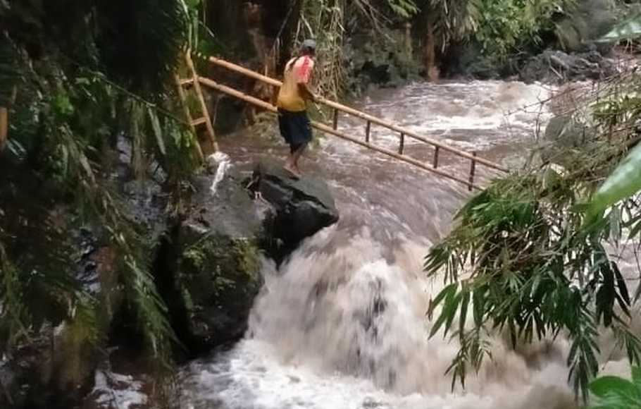 Ratusan Siswa Hanyut Terseret Banjir Sleman