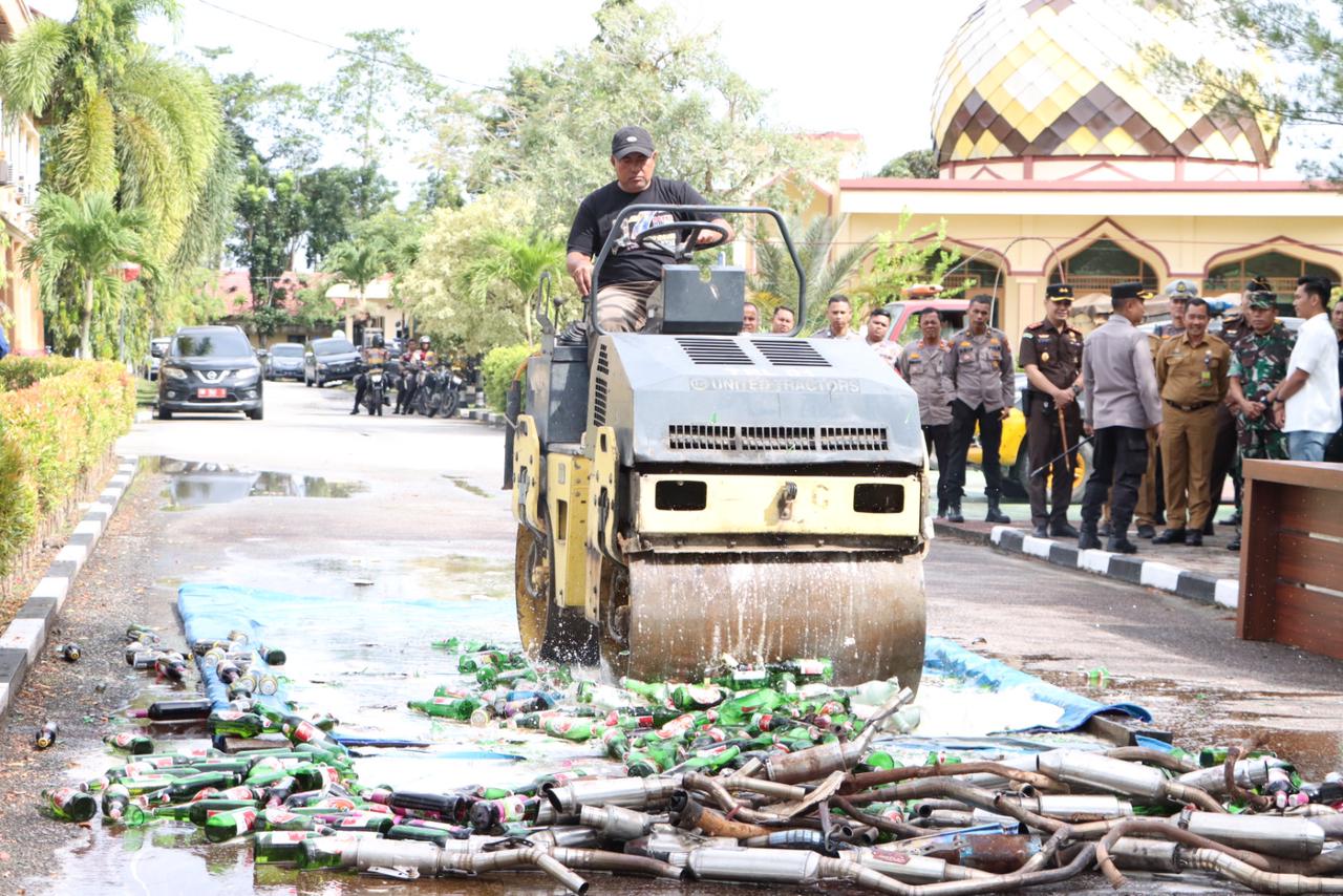 Jelang Ramadhan, Polres Siak Musnahkan 903 Miras, 56 Unit Knalpot Racing Hasil Razia Pekat Ramadhan