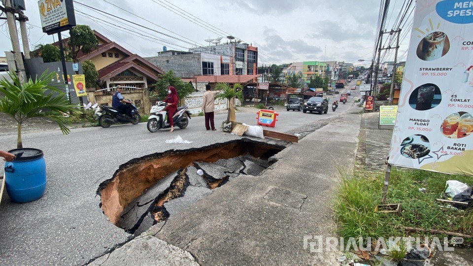 Jalan Lobak di Pekanbaru Kembali Amblas, Agung Nugroho: Kita Perbaiki Siang Ini
