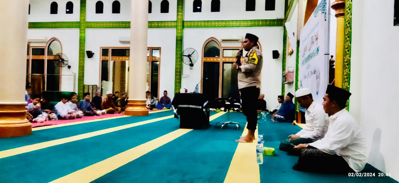 Bripka Rizki Sampaikan Pesan Damai dan Edukasi Pemilu 2024 usai Salat Maghrib