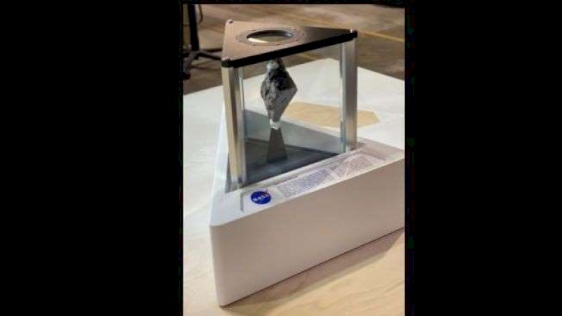 Ada Batu Bulan Berusia 3,9 Miliar Tahun di Ruang Kerja Joe Biden