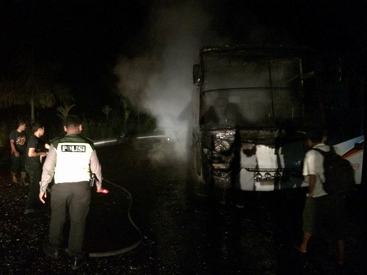 Bus Terbakar Saat Membawa 13 Penumpang
