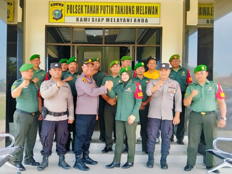 Kapolsek TPTM di Rohil dapat Kejutan dari Danramil 02 Tanah Putih dalam Rangka HUT Bhayangkara ke-78