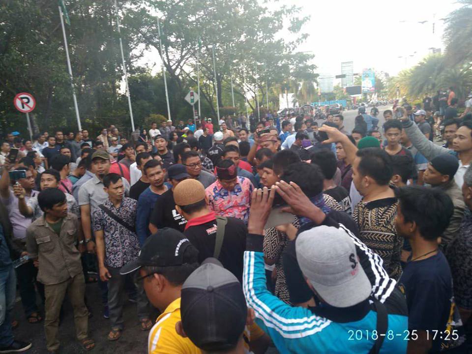 Kawasan Bandara SSK II Pekanbaru Mencekam, Pendukung Neno Warisman Berdatangan