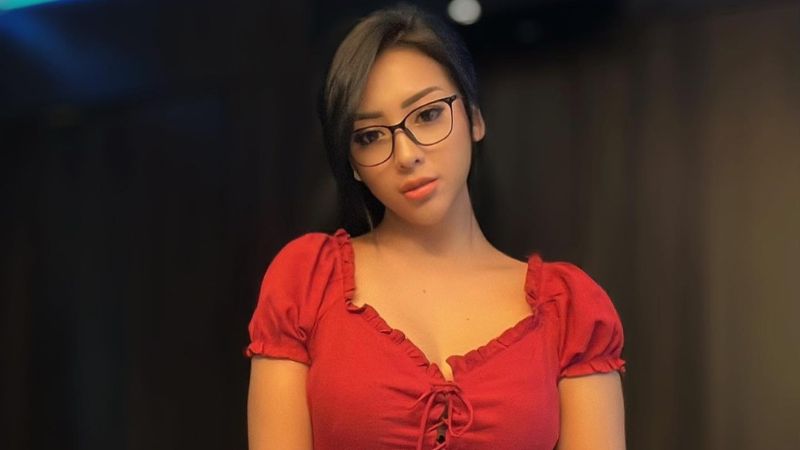 Tampilan ala Pegawai Kantor Angela Lorenza