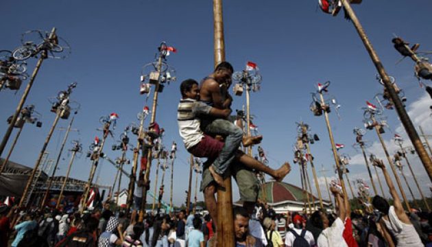 Panjat Pinang Berbuah Petaka, Peserta Terjatuh kemudian Tewas