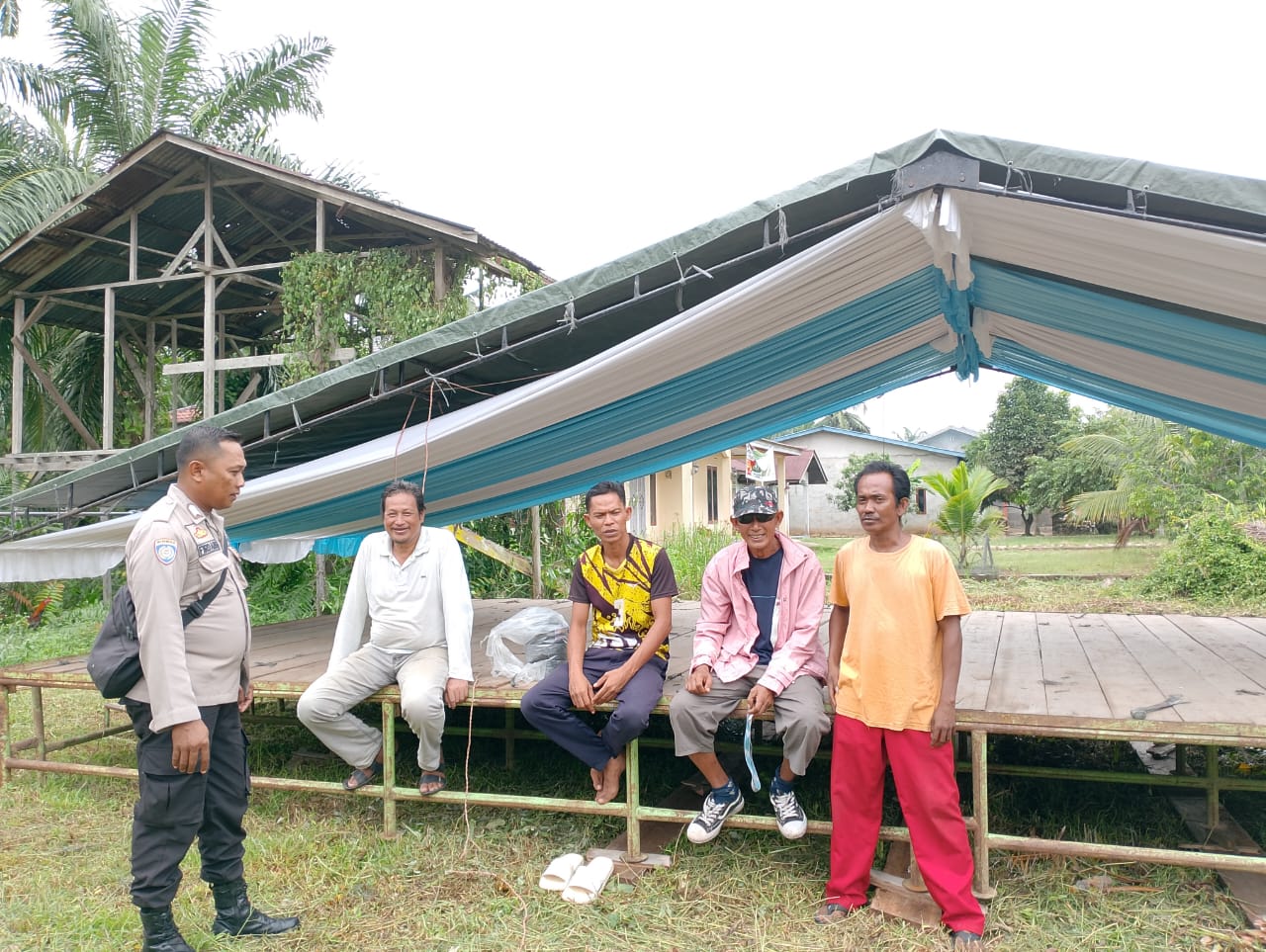 Bhabinkamtibmas Lenggadai Hilir Tegaskan Larangan Kampanye Hitam Jelang Pilkada Rohil 2024