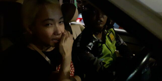 Pengemudi CR-V diduga pakai narkoba, banting HP dan pukul polisi