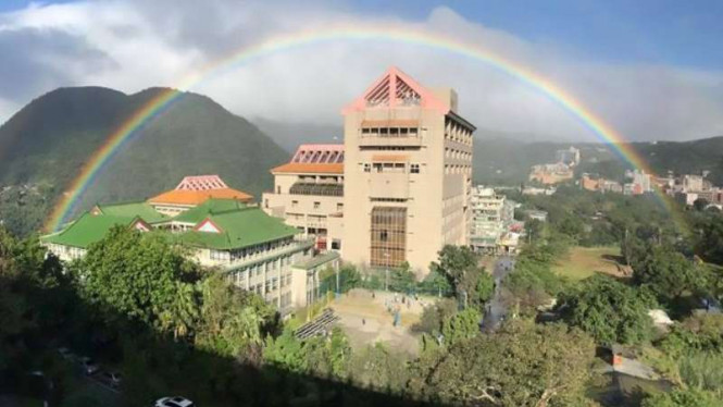 Apakah Pelangi Memiliki Ujung? Pria Ini Membuktikannya
