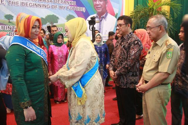 Dilantik Isteri Gubri, Misnarni Syamsuar Jabat Bunda Paud Siak