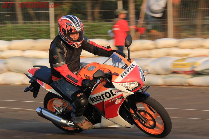 Apakah Naik Motor Pakai Headset Juga Dilarang? Ini Kata Polisi