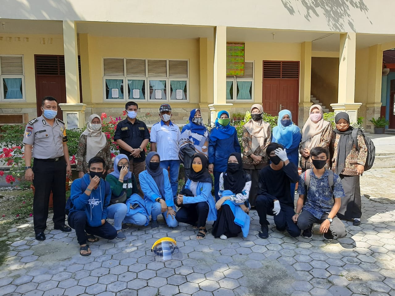 Penyemprotan cairan disinfektan oleh tim KKN UNRI tangkerang labuai