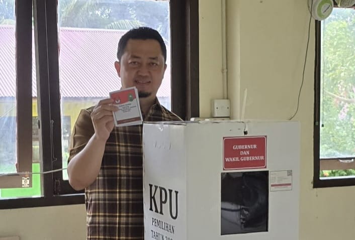 Syahrul Aidi Nyoblos di TPS 005 Kumantan Bangkinang, Minta Masyarakat Memilih dari Hati