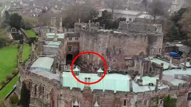 Hiii.. Drone Rekam Hantu Kesatria yang 'Berjalan' di Siang Bolong