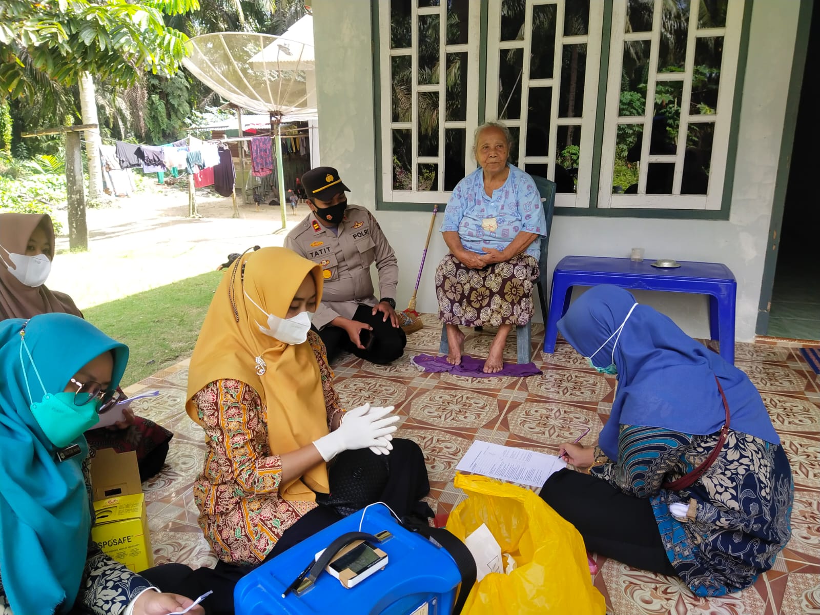 Kapolsek Ukui Terjun Langsung Lakukan Vaksinasi Door to Door untuk Lansia