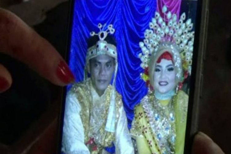 Viral, Dua Mempelai Digendong Seberangi Sungai untuk Menikah