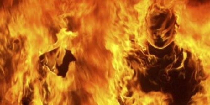 Sepasang Kekasih Nekat Bakar Diri di Surabaya