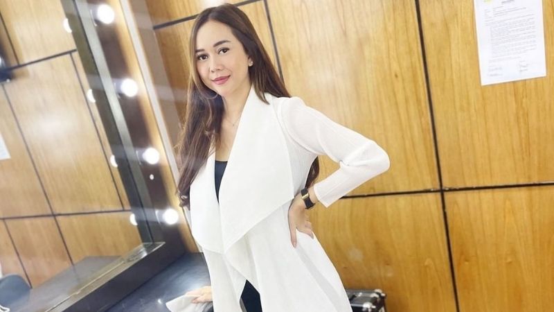 Kenakan Kaus dan Jeans Sobek-Sobek, Gaya Aura Kasih Bisa Jadi Inspirasi Nih