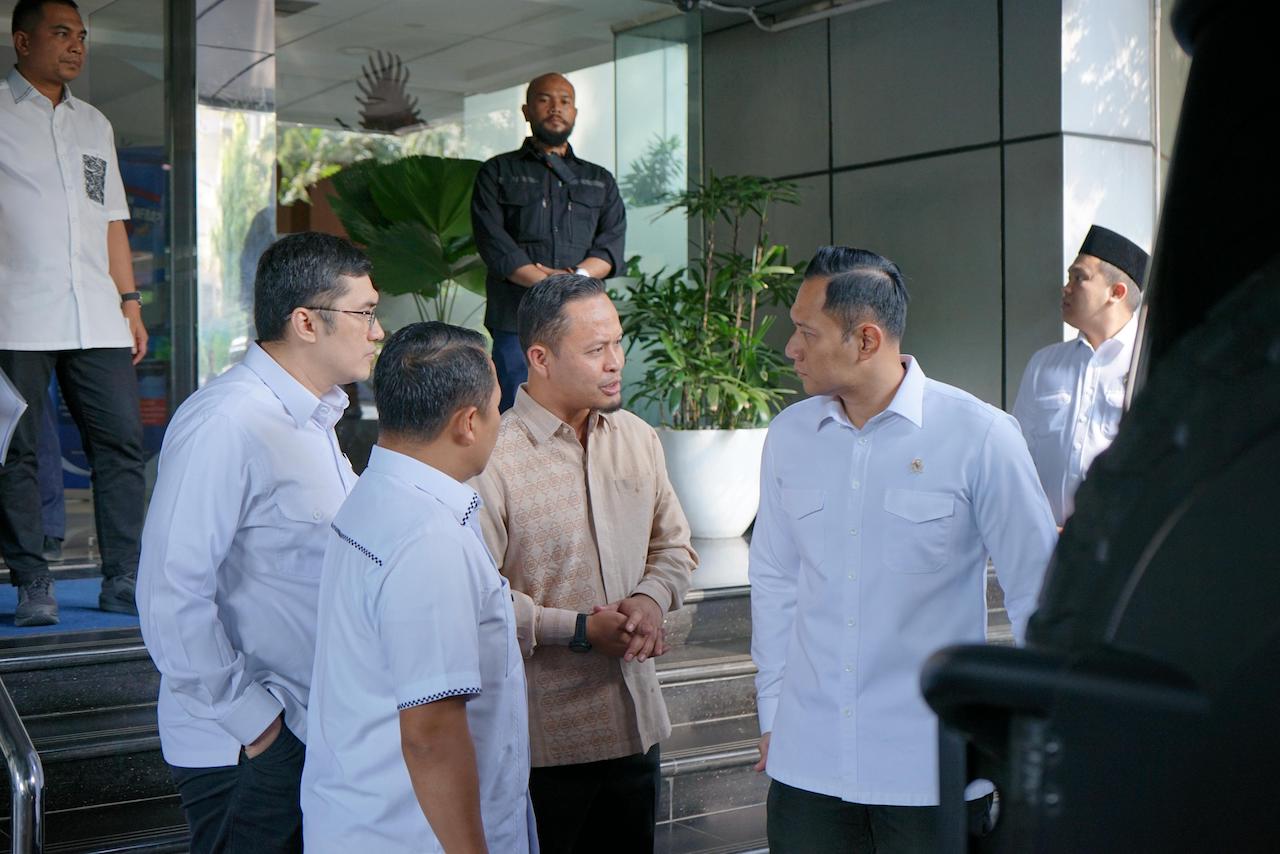 Wali Kota Pekanbaru Agung Nugroho Temui Menko AHY Bahas Proyek Strategis dan Penanganan Banjir