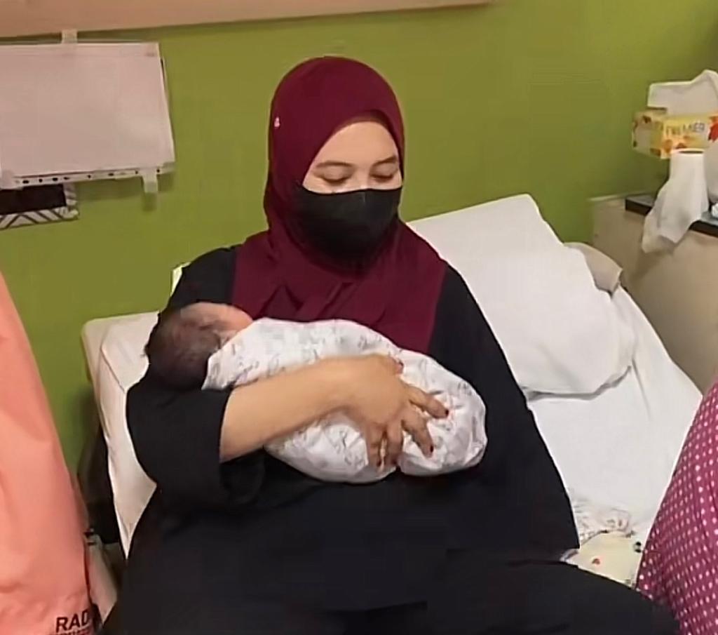 Viral Ibu Muda Usia 35 Tahun Sudah Resmi Jadi Nenek