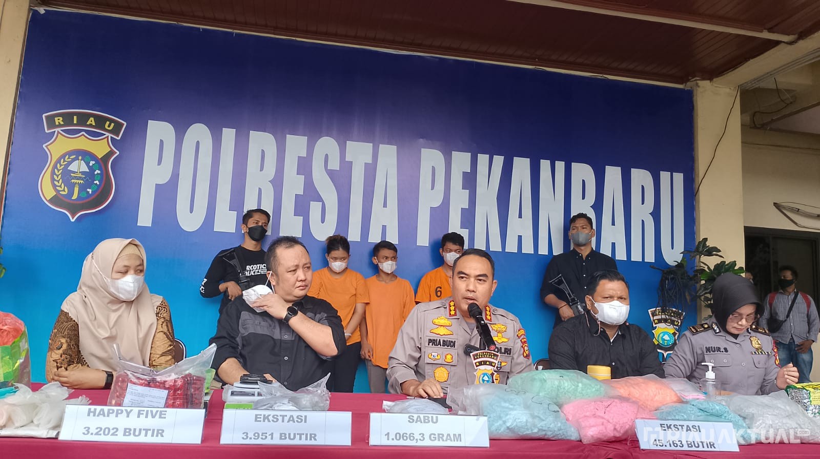 Simpan Sabu dan Ribuan Ekstasi di Kamar Kos, Pasutri Ditangkap Bersama Satu Pengedar