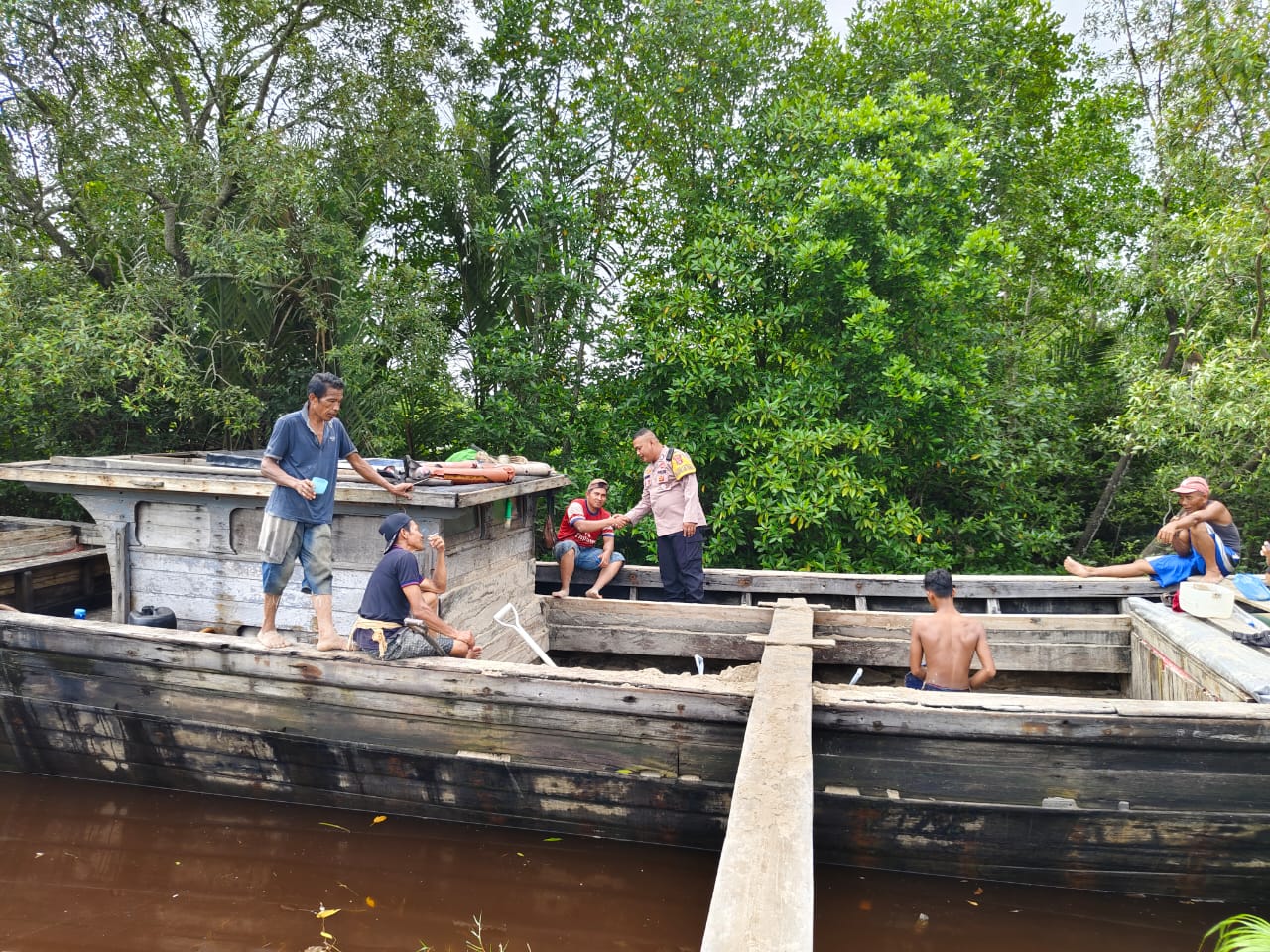 Bhabinkamtibmas Polsek Rupat Ajak Nelayan Desa Teluk Lecah Jaga Keamanan Jelang Pilkada 2024