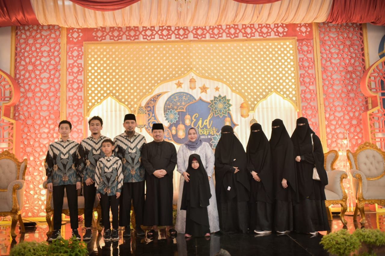 Bupati Kasmarni dan Keluarga Sambut Ramah Masyarakat Saat Gelar Open House