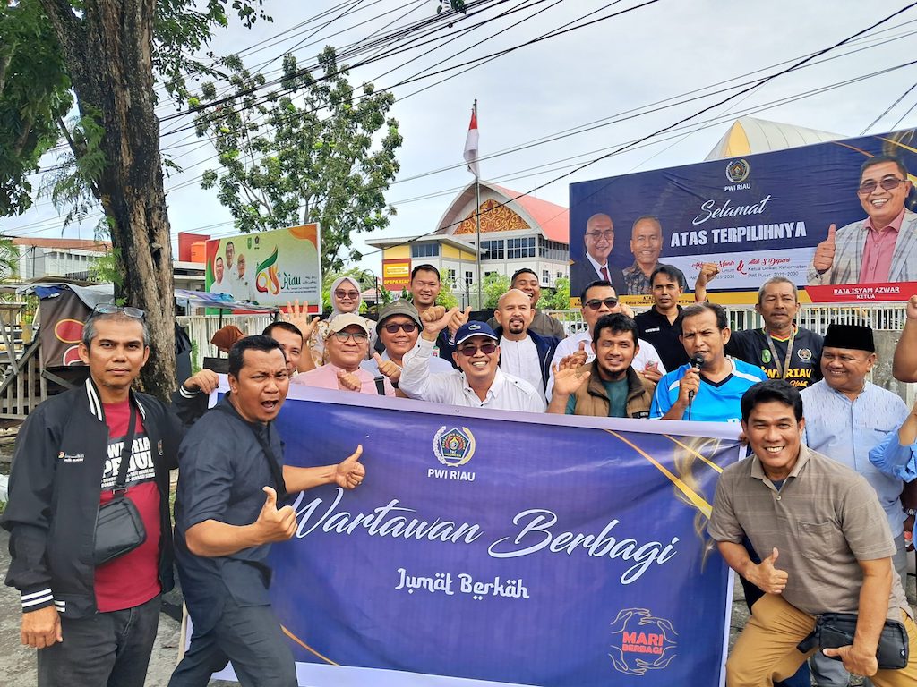 PWI Riau Bagikan 600 Nasi Bungkus di Jumat Berkah, Warga Antusias