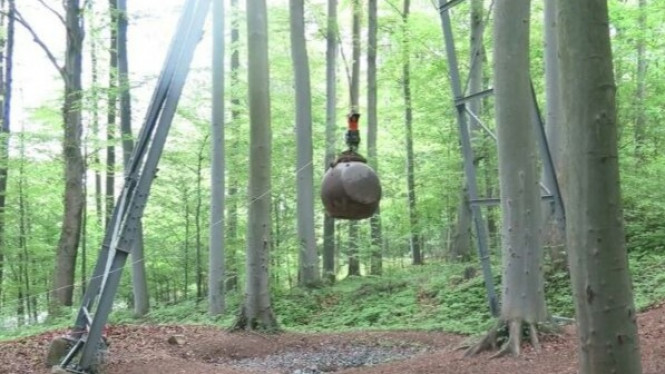 Benda Bulat Ini Bisa Sebabkan Gempa jika Dijatuhkan ke Tanah