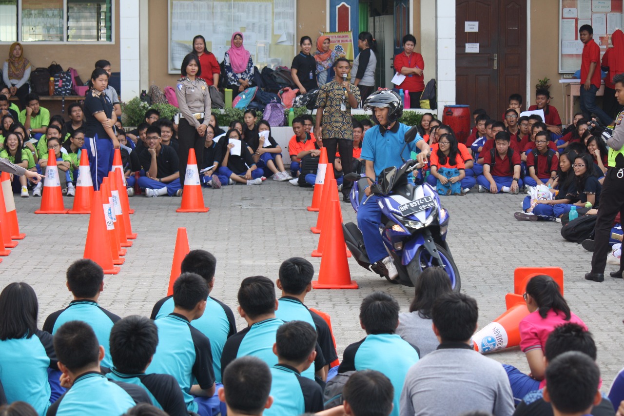 Tekan Angka Kecelakaan Lalu Lintas, Satlantas Kampanye ke SMA Dharma Loka