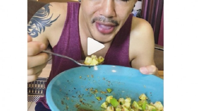Lihat Pria Ini Makan Rujak Jeruk Nipis, Bikin Perut Melilit