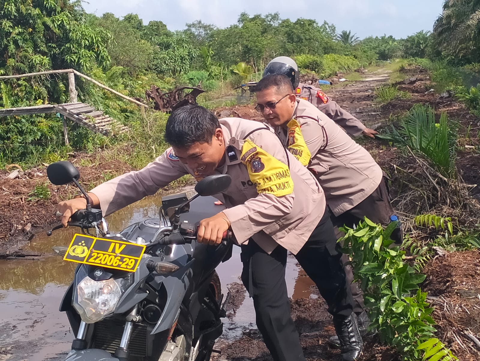 Sosialisasi Pemilu Damai, Kapolsek Dumai Timur Terobos Jalan Gambut Berlumpur