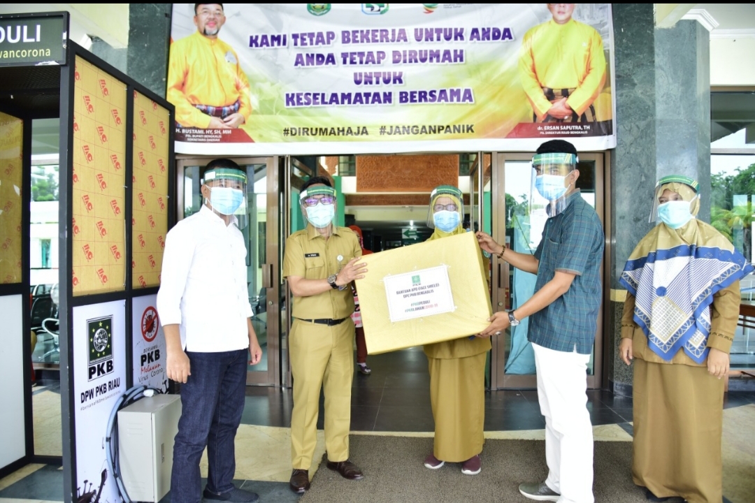 Peduli Tim Medis Tanganin Corona, PKB Bantu APD ke RSUD Bengkalis