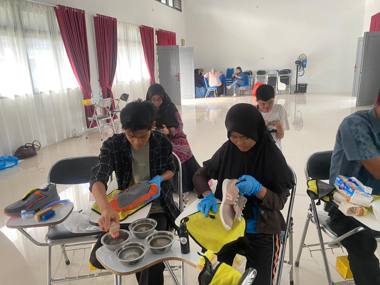 PHR Dorong Kemandirian Disabilitas Lewat Pelatihan Laundry Sepatu dan Wirausaha