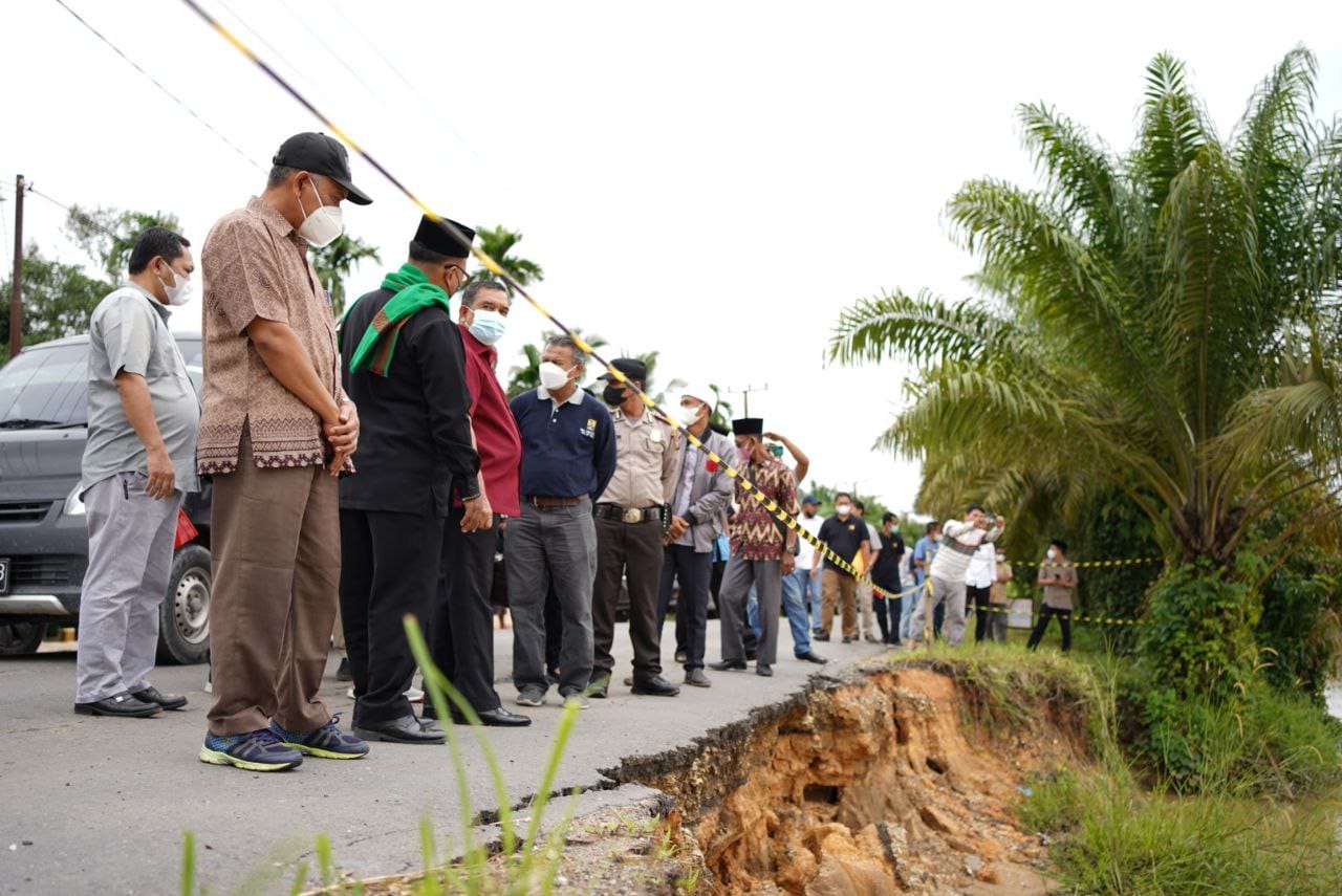 Tinjau Jalan Abrasi di Kuala Cinaku, Wagubri Minta Dinas PUPR segera Berkoodinasi dengan Kementerian PU