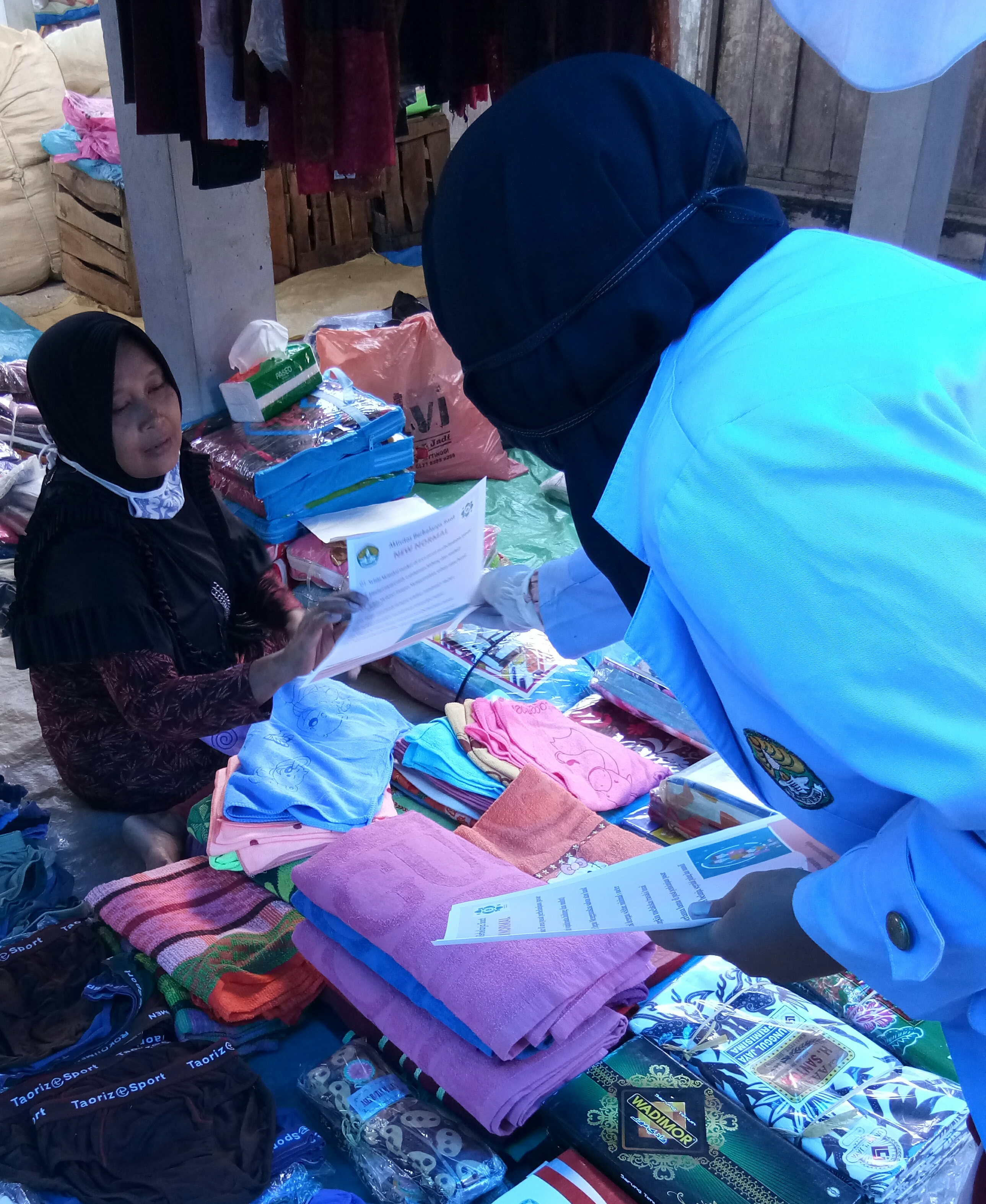 Antisipasi Covid-19, Tim Relawan Covid-19 Unri Turun Ke Pasar Untuk Melakukan Pengecekan Suhu Serta Pembagian Brosur tentang New Normal