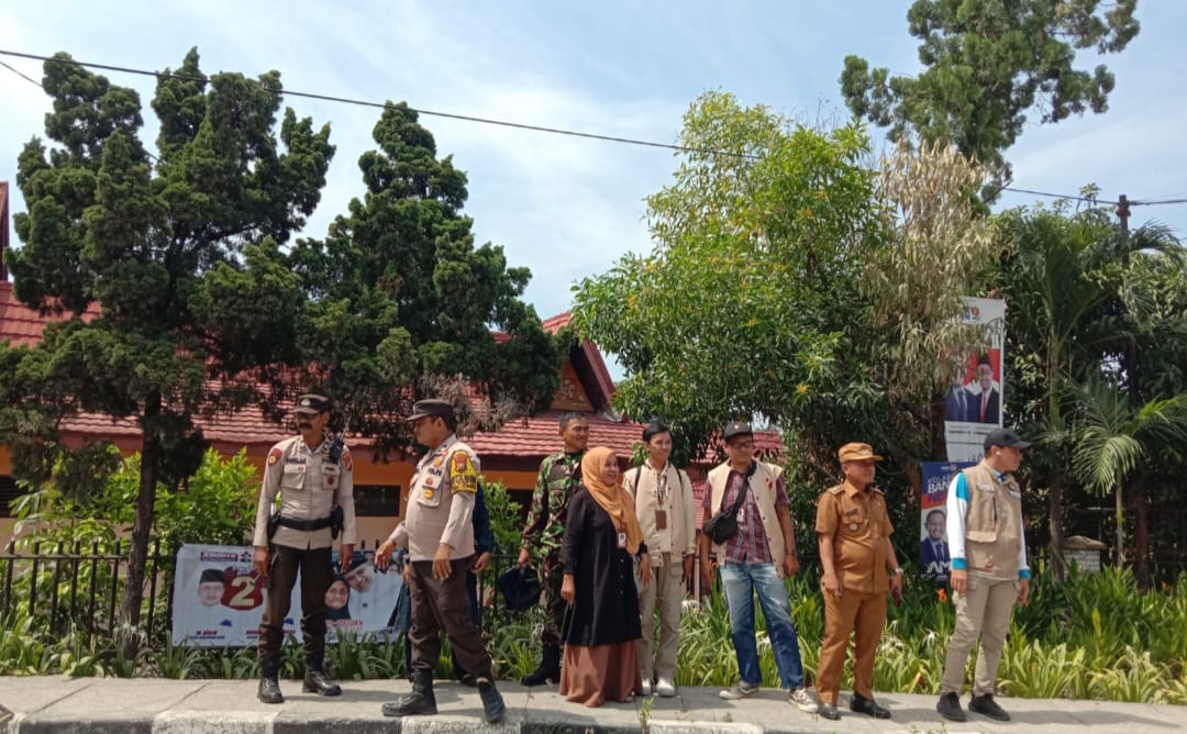 Polsek Lima Puluh Kawal Pemasangan Baliho Pilkada dan Sosialisasi Kamtibmas di Kecamatan Sail
