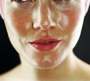 Wajah Berminyak Bikin Make Up Cepat Luntur  