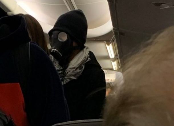 Gunakan Masker Gas, Pria Diturunkan dari Pesawat karena Bikin Panik Penumpang Lain
