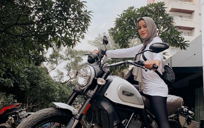 Gaya Olla Ramlan Jadi Lady Bikers, Netizen: Keren Banget!