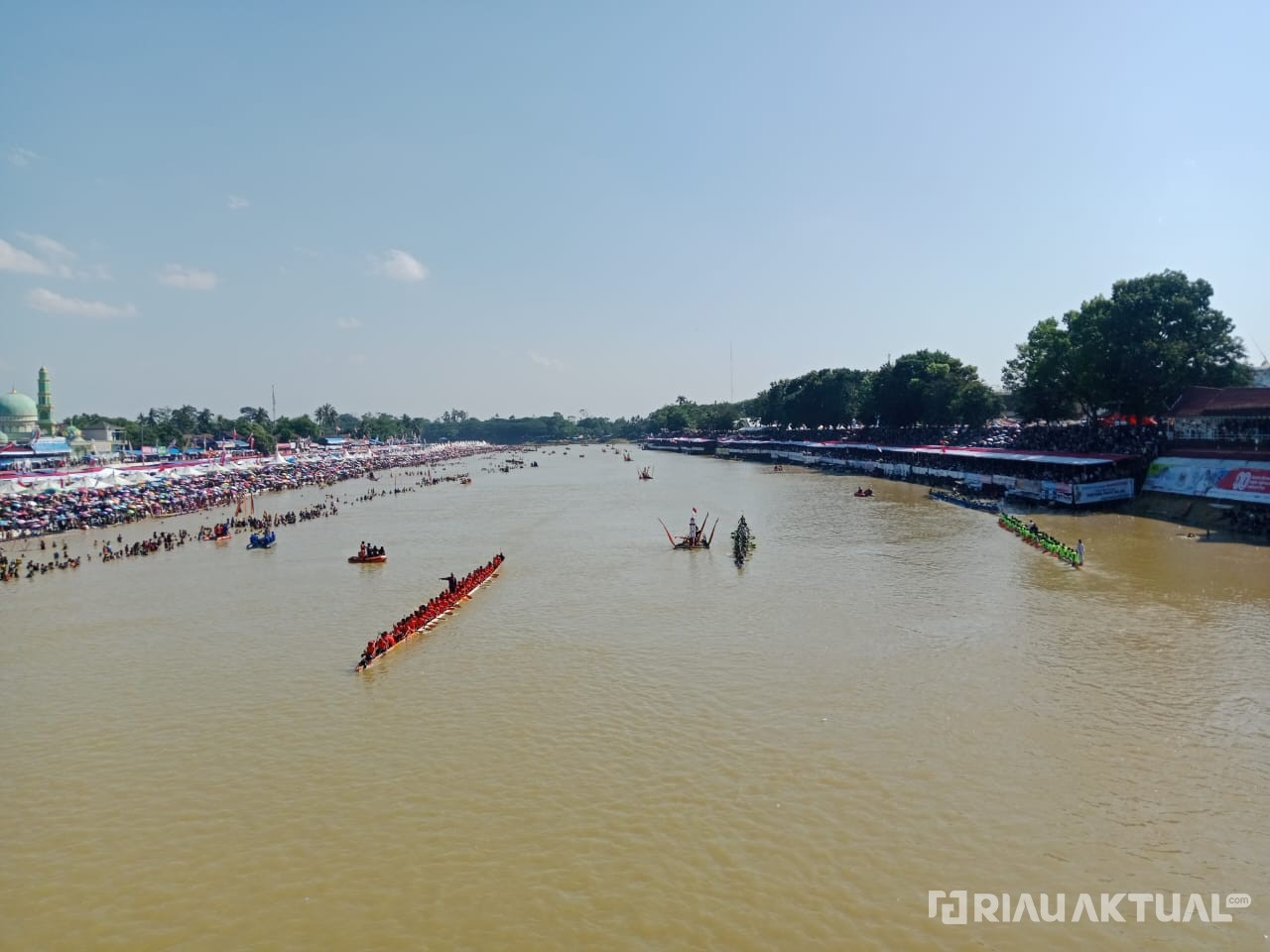 Demi Nonton Pacu Jalur 2025 di Kuansing, Dosen Universitas Malikussaleh Tempuh Perjalanan 1.200 Km
