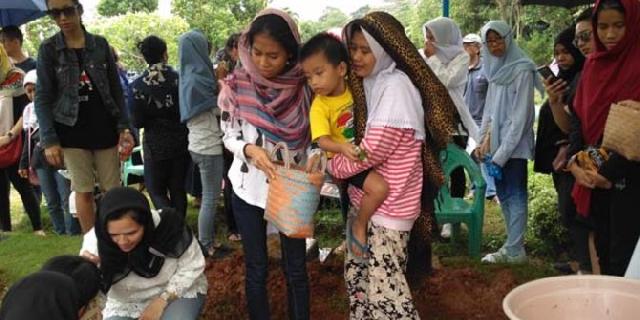 Tangis penyesalan istri saat jasad Indrawan dimakamkan