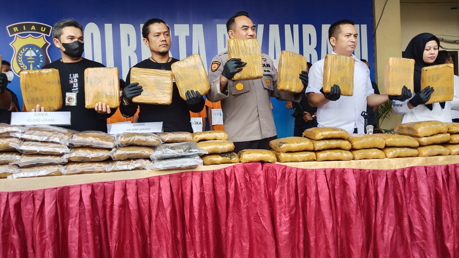 7 Tersangka Diamankan, Satresnarkoba Polresta Pekanbaru Gagalkan Pengiriman 73 Kilogram Ganja Kering