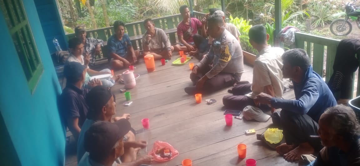 Babinkamtibmas Polsek Enok Cooling System di Desa Sungai Lokan Inhil