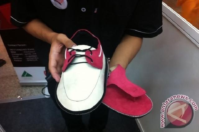 Lima Mahasiswa ITS Ciptakan Sandal Buat Tunanetra