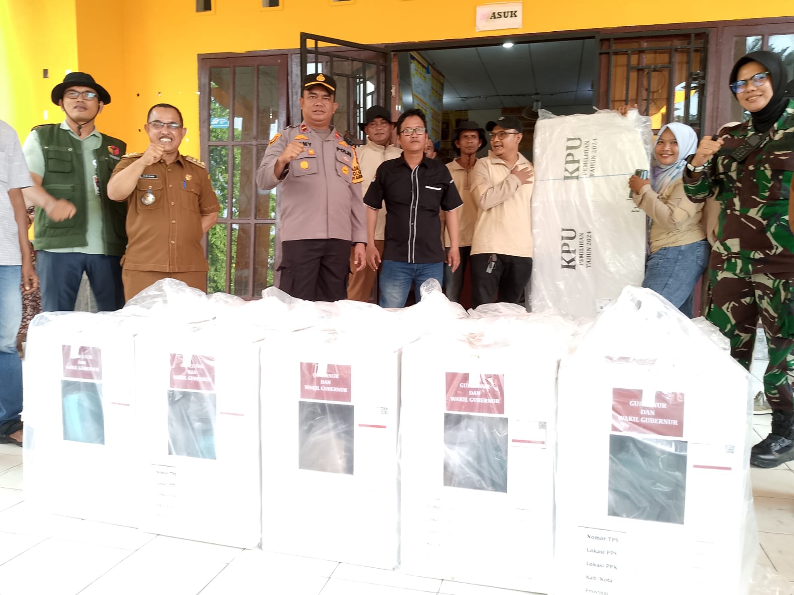 Kapolsek Tanah Putih Tanjung Melawan Kawal Pendistribusian Logistik Pilkada Rohil 2024