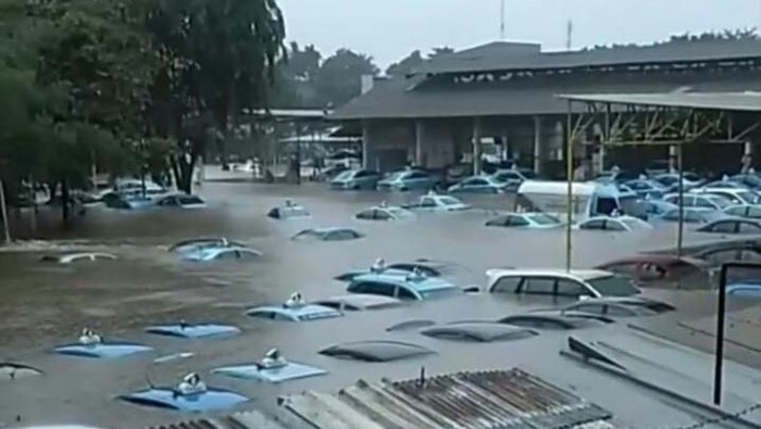 Ini Penampakan Pool Taxi di Kramatjati yang Terendam Banjir