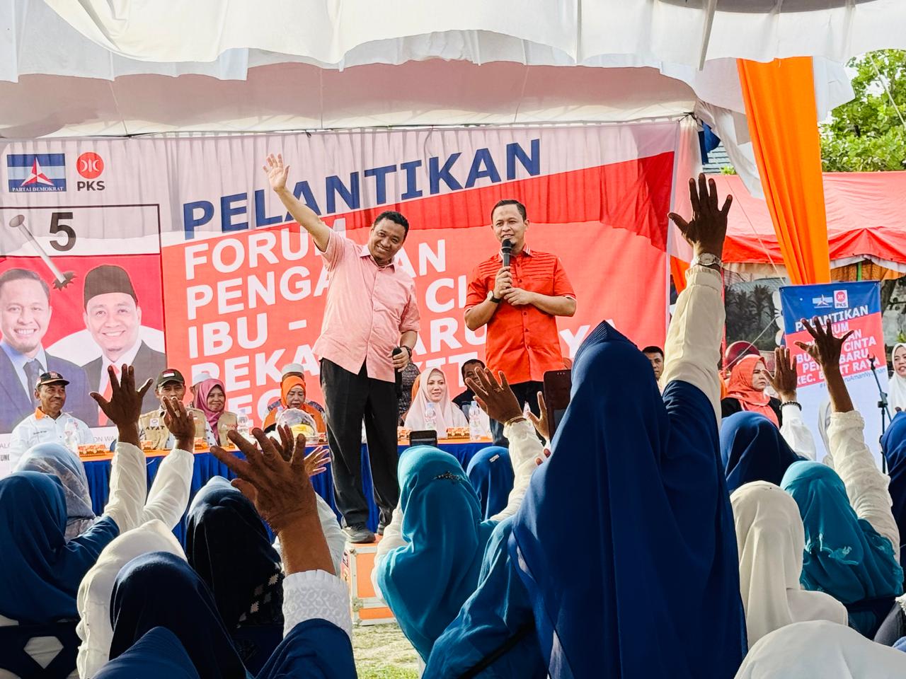 Pasangan AMAn Hadiri Pelantikan Forcintaku di Bukit Raya, Agung Nugroho Borong Dagangan Pelaku UMKM