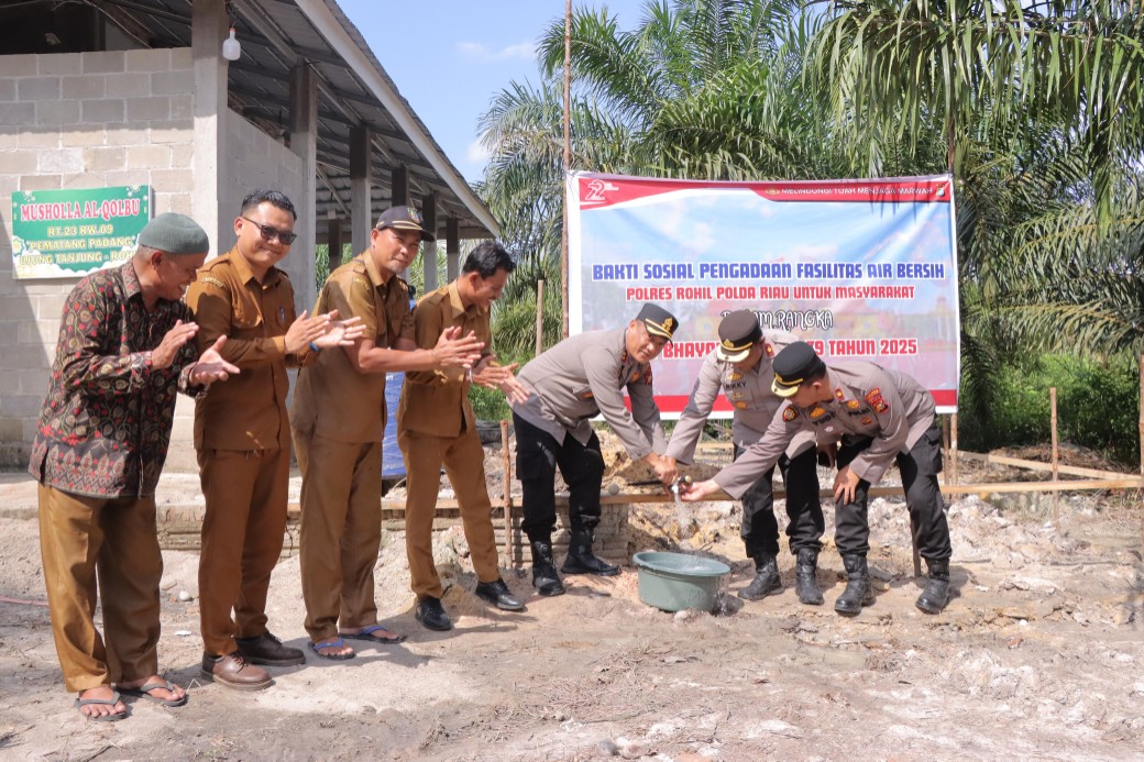 HUT Bhayangkara ke-79, Polres Rohil Bangun Fasilitas Air Bersih di Musala Al-Qolbu