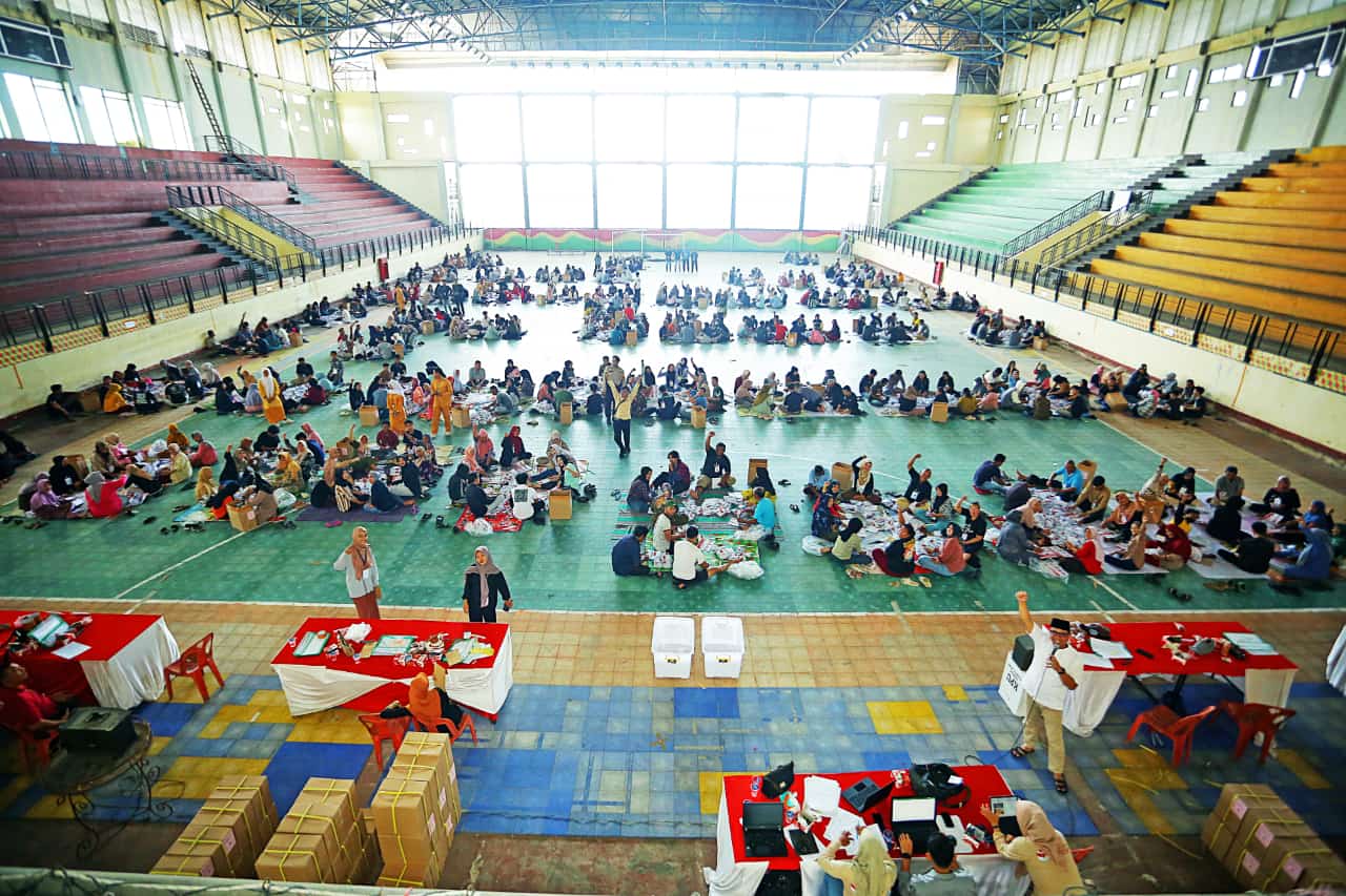 KPU Sortir dan Lipat Surat Suara Pilkada Riau Serentak 2024, Masih Kurang Puluhan Ribu dan Ribuan Rusak